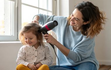 Можно ли использовать фен для детских волос? Советы по безопасной сушке
